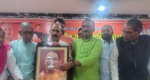 केक व मिष्ठान वितरण कर मनाया सीएम योगी का जन्मदिन