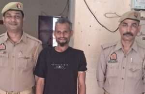 खाकी वर्दी के शौक ने पहुंचाया नौलखा बिल्डिंग