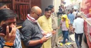 आग लगने की सूचना पर पहुंचे नपाध्यक्ष श्यामसुंदर केशरी