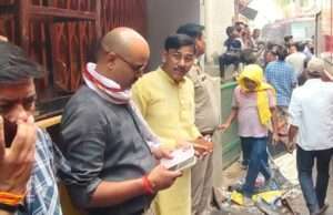 आग लगने की सूचना पर पहुंचे नपाध्यक्ष श्यामसुंदर केशरी