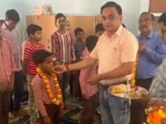 ग्रीष्मावकाश के बाद खुले विद्यालय, तिलक-चंदन लगाकर हुआ विद्यार्थियों का स्वागत