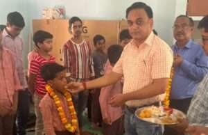 ग्रीष्मावकाश के बाद खुले विद्यालय, तिलक-चंदन लगाकर हुआ विद्यार्थियों का स्वागत