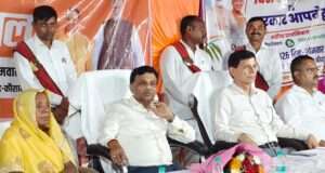 मुख्य विकास अधिकारी ने विकास खण्ड मूरतगंज की ग्राम अशरफपुर में लगाई रात्रि चौपाल, सुनीं ग्रामीणों की समस्याएं