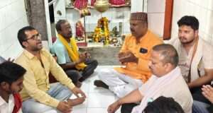 मोदी सरकार के 12 साल पूरे होने पर भाजपा नगर मंडल पश्चिमी ने मंदिर में चलाया स्वच्छता अभियान