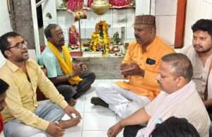 मोदी सरकार के 12 साल पूरे होने पर भाजपा नगर मंडल पश्चिमी ने मंदिर में चलाया स्वच्छता अभियान