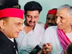 सपा महानगर अध्यक्ष के आवास पर अखिलेश यादव ने परिजनों से की मुलाकात