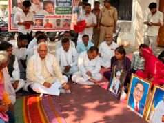 आजाद बिंद दूल्हा हत्याकांड के विरोध में धरना, सांसद बाबू सिंह कुशवाहा ने दोषियों पर कड़ी कार्रवाई की उठाई मांग