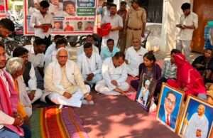 आजाद बिंद दूल्हा हत्याकांड के विरोध में धरना, सांसद बाबू सिंह कुशवाहा ने दोषियों पर कड़ी कार्रवाई की उठाई मांग