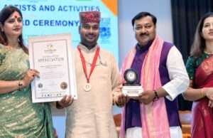 रक्तदान के क्षेत्र में उत्कृष्ट कार्य के लिए समाजसेवियों को किया गया सम्मानित
