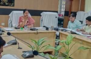 बाढ़ से पहले पूरी हों तैयारियां, अंतिम व्यक्ति तक पहुंचे चेतावनी: डीएम निधि गुप्ता वत्स