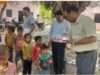 ग्रीष्मकालीन अवकाश के बाद विद्यालय खुले, बीईओ ने बच्चों को टीका लगाकर खिलाए लड्डू
