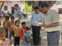 ग्रीष्मकालीन अवकाश के बाद विद्यालय खुले, बीईओ ने बच्चों को टीका लगाकर खिलाए लड्डू