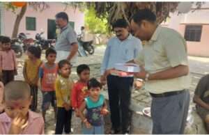 ग्रीष्मकालीन अवकाश के बाद विद्यालय खुले, बीईओ ने बच्चों को टीका लगाकर खिलाए लड्डू