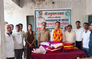 क्षेत्रीय वन अधिकारी के स्थानांतरण पर कर्मचारियों ने किया विदाई समारोह