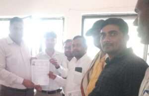 रोजगार सेवकों ने अनिश्चितकालीन हड़ताल को लेकर सौंपा ज्ञापन