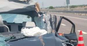 गंगा एक्सप्रेसवे पर भीषण सड़क हादसा, कार का टायर फटने के बाद ट्रक से टकराई कार