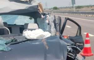 गंगा एक्सप्रेसवे पर भीषण सड़क हादसा, कार का टायर फटने के बाद ट्रक से टकराई कार