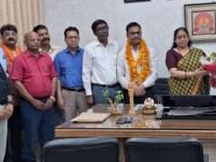 माँ विंध्यवासिनी विश्वविद्यालय में तीन अधिकारियों को दी गई ससम्मान विदाई