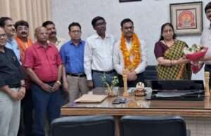 माँ विंध्यवासिनी विश्वविद्यालय में तीन अधिकारियों को दी गई ससम्मान विदाई