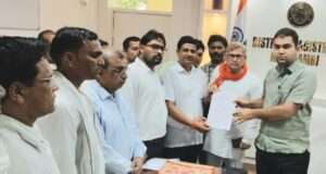 ग्राम रोजगार सेवक पंचायत मित्र वेलफेयर एसोशिएशन के तत्वाधान में संघ के लोगों ने दस सूत्रीय मांगों को लेकर मुख्यमंत्री को संबोधित ज्ञापन डीएम को सौंपा