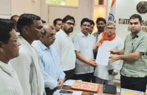 ग्राम रोजगार सेवक पंचायत मित्र वेलफेयर एसोशिएशन के तत्वाधान में संघ के लोगों ने दस सूत्रीय मांगों को लेकर मुख्यमंत्री को संबोधित ज्ञापन डीएम को सौंपा