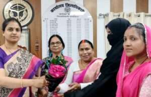 गुलाबी गैंग लोकतांत्रिक अध्यक्ष हेमलता पटेल ने डीएम निधि गुप्ता वत्स का किया सम्मान