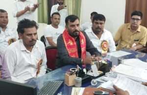 ग्राम रोजगार सेवकों का फूटा गुस्सा, मांगों को लेकर डीसी मनरेगा कार्यालय का किया घेराव