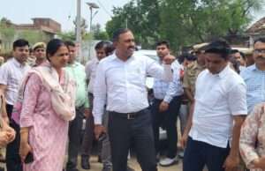 आगामी बाढ़ प्रबंधन को लेकर प्रशासन अलर्ट, डीएम-एसपी ने पलटू का पुरवा का किया निरीक्षण