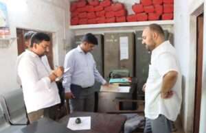 डीएम के छापे में खुली बाबूराज की पोल, लिपिक अमन दूबे गायब मिला तो कार्यालय पर जड़वा दिया ताला