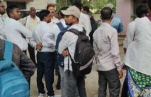 तहसील परिसर में राजस्व निरीक्षक को अधिवक्ता पर जूते से मारने का आरोप