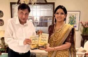 प्रयागराज डीएम की पत्नी डॉ. अंकिता राज ने अमिटी संस्थापक को भेंट की अपनी पुस्तक