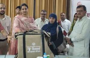 अंतर्राष्ट्रीय एमएसएमई दिवस पर उद्यमियों का हुआ सम्मान, लाभार्थियों को मिले चेक व टूल किट