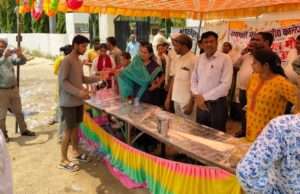 हुसैनगंज विधायक ऊषा मौर्य ने राहगीरों को पिलाया शीतल शरबत