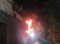 तीन मंजिला मकान में भीषण आग, परिवार ने छत से कूदकर बचाई जान