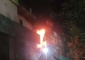 तीन मंजिला मकान में भीषण आग, परिवार ने छत से कूदकर बचाई जान