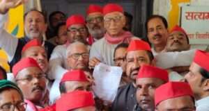 महंगाई, भ्रष्टाचार, पेपर लीक, बिजली, पानी, टूटी सड़कें, लो वोल्टेज आदि जनसमस्याओं को लेकर सपा का प्रदर्शन