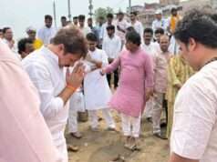 विधायक की माता के अंतिम संस्कार में शामिल हुए पूर्व सांसद धनंजय सिंह, बोले मां की सेवा सबसे बड़ा सौभाग्य
