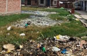 खानजहानपुर नई बस्ती में मूलभूत सुविधाओं का टोटा, बल्लियों के सहारे बिजली की आपूर्ति