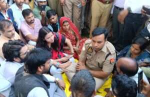 आरोपियों की गिरफ्तारी को लेकर किया विरोध प्रदर्शन, मुस्तैद दिखा प्रशासन