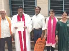 चर्च की दीवार निर्माण और ताला खुलवाने की मांग को लेकर डीएम से मिले ईसाई समाज के लोग