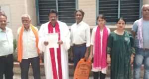 चर्च की दीवार निर्माण और ताला खुलवाने की मांग को लेकर डीएम से मिले ईसाई समाज के लोग