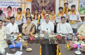 हाईस्कूल एवं इंटरमीडिएट के मेधावी विद्यार्थियों को किया गया सम्मानित