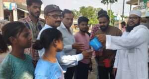 कर्बला की प्यास की याद में समाजसेवी साबिर बाबा ने बांटा शरबत और शीतल जल