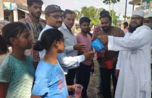 कर्बला की प्यास की याद में समाजसेवी साबिर बाबा ने बांटा शरबत और शीतल जल