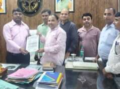 भीषण गर्मी में विद्यालय समय परिवर्तन की मांग, बीएसए को सौंपा ज्ञापन