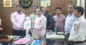 भीषण गर्मी में विद्यालय समय परिवर्तन की मांग, बीएसए को सौंपा ज्ञापन