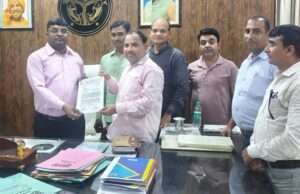 भीषण गर्मी में विद्यालय समय परिवर्तन की मांग, बीएसए को सौंपा ज्ञापन