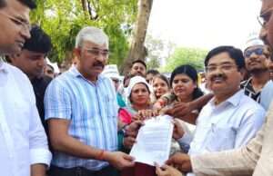 23,123 रिक्त TGT&PGT पदों पर पुरानी नियमावली से भर्ती की मांग, माध्यमिक अफसर को सौंपा ज्ञापन