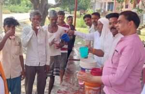 निर्जला एकादशी पर समाजसेवियों ने पिलाया शर्बत, राहगीरों की बुझाई प्यास
