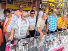 भीषण गर्मी में राहगीरों को मिली राहत, श्रद्धांजलि स्वरूप हुआ शर्बत वितरण
